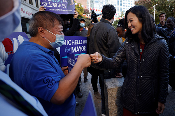 当地时间2021年11月1日，美国波士顿，华裔候选人吴弭（Michelle Wu）参加投票，与支持者互动。  澎湃影像 图